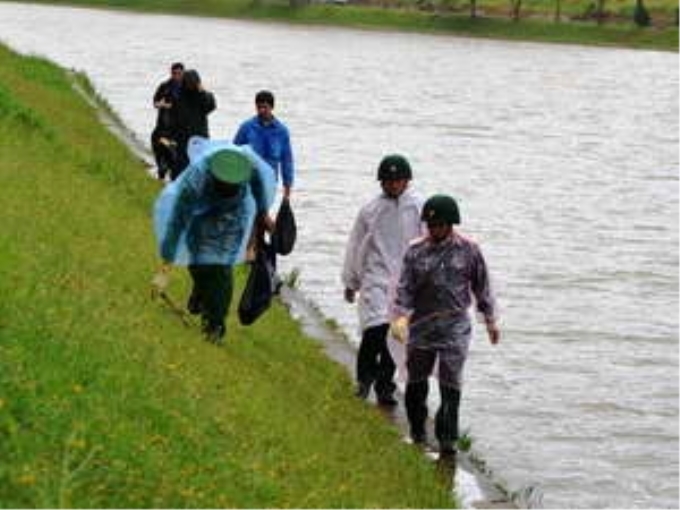 Chung tay làm sạch môi trường Hồ Xuân Hương, Đà Lạt. (Ảnh: Đặng Tuấn/Vietnam+)